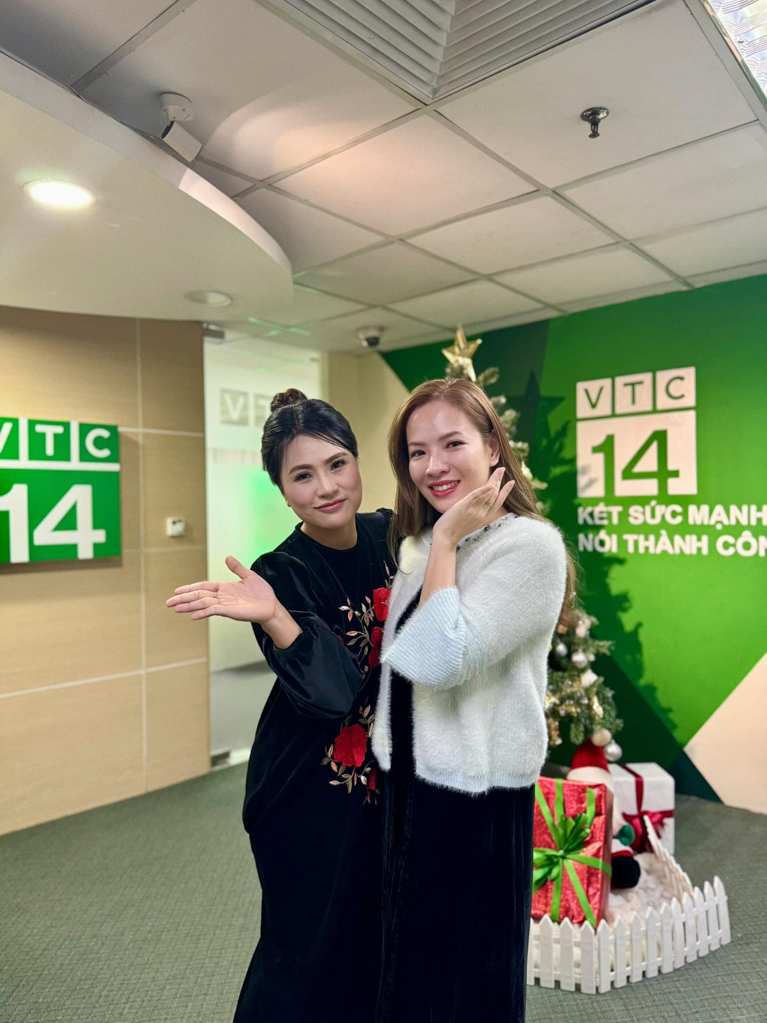 MC Đan Lê và đồng nghiệp ở VTC. Ảnh: FBNV