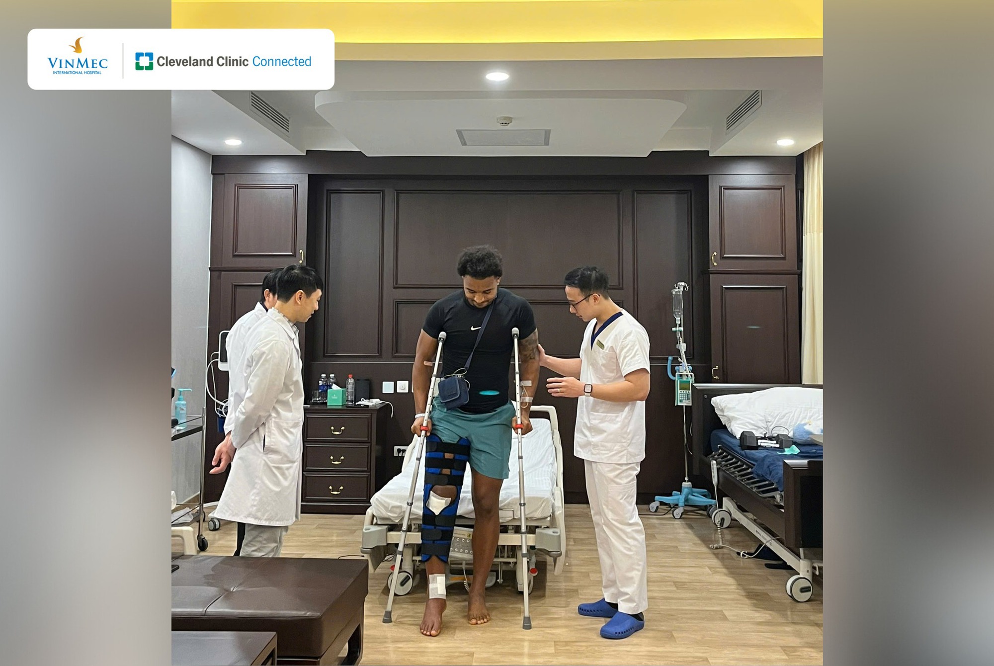 Xuân Son tập đi bằng nạng (Ảnh: Vinmec)