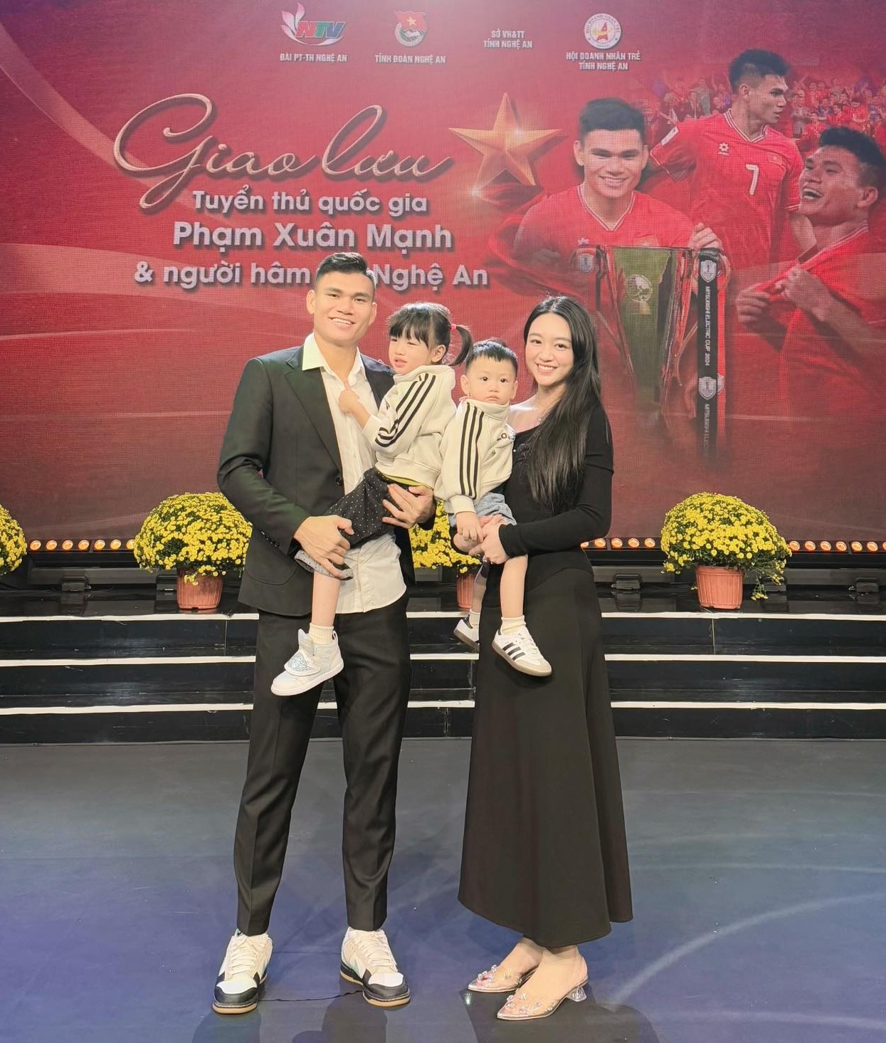 Gia đình Xuân Mạnh tại lễ vinh danh tại Nghệ An