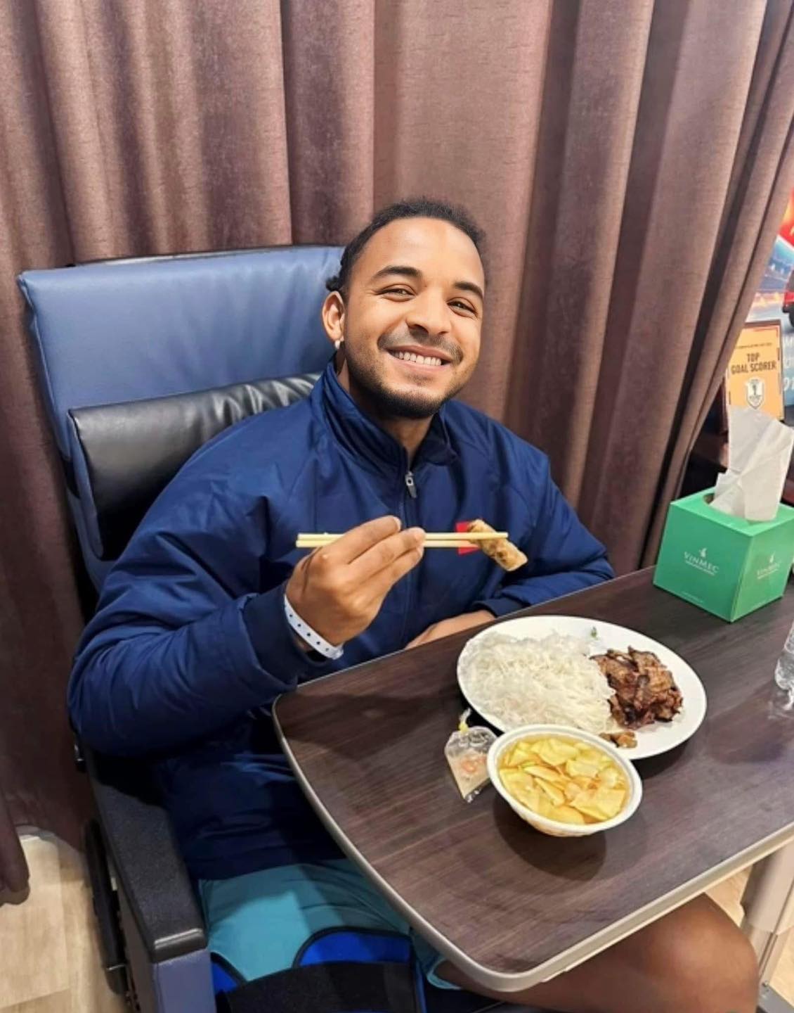 Xuân Son được vợ mua bún chả mang vào viện