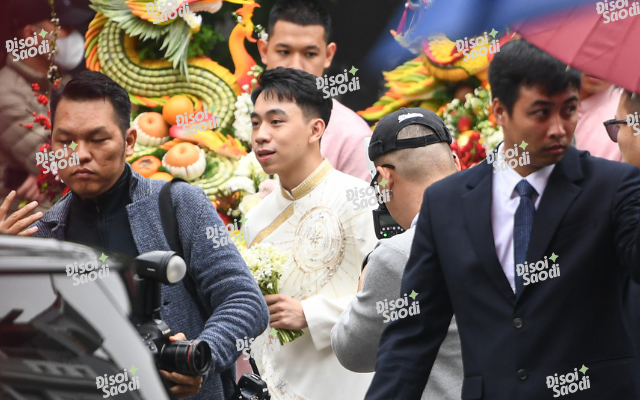 Chú rể chính thức lộ diện.