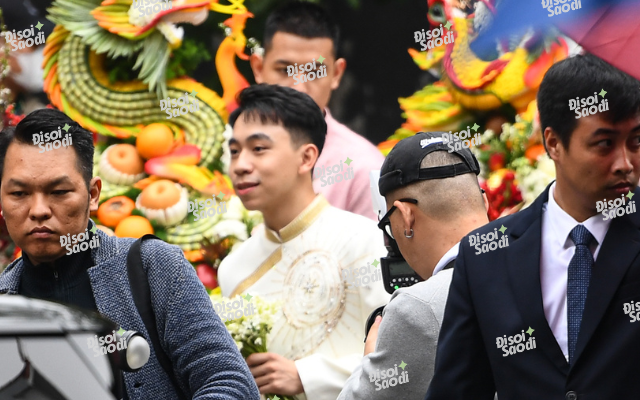 Minh Hoàng diện áo dài, cầm hoa cưới bảnh bao.