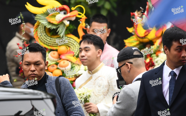 Anh chàng vui ra mặt, liên tục cười nói và trò chuyện.