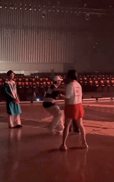 Cái ôm khiến dân tình phát sốt