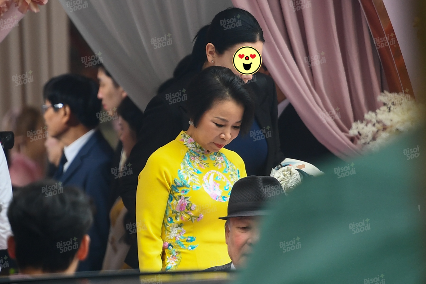 Phu nhân Phạm Thu Hương diện áo dài vàng nổi bật.