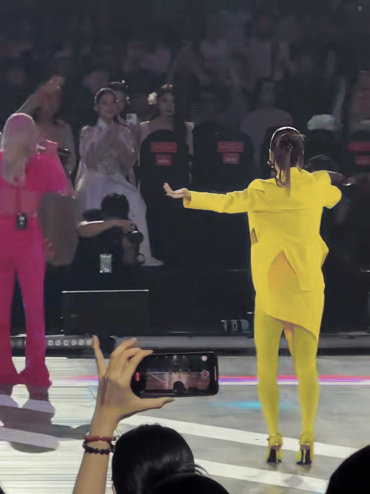 Minh Hằng vẫn giữ thái độ chuyên nghiệp, hoàn thành trọn vẹn tiết mục. Thanh Hằng thì bị bắt gặp nhìn theo đàn em từng thân 1 thời