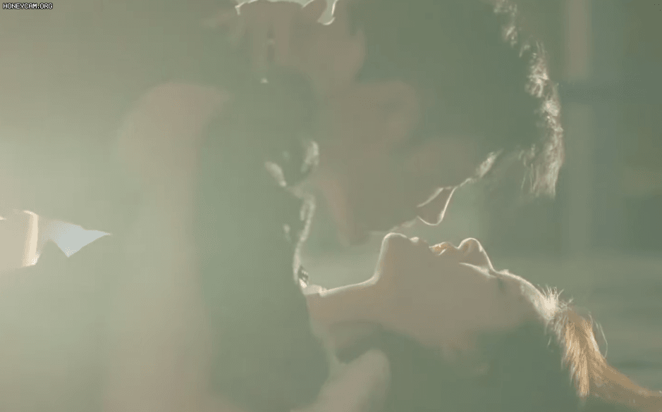 Triệu Lộ Tư lo lắng cảnh thân mật quá táo bạo, khiến cô chẳng thể tìm chồng