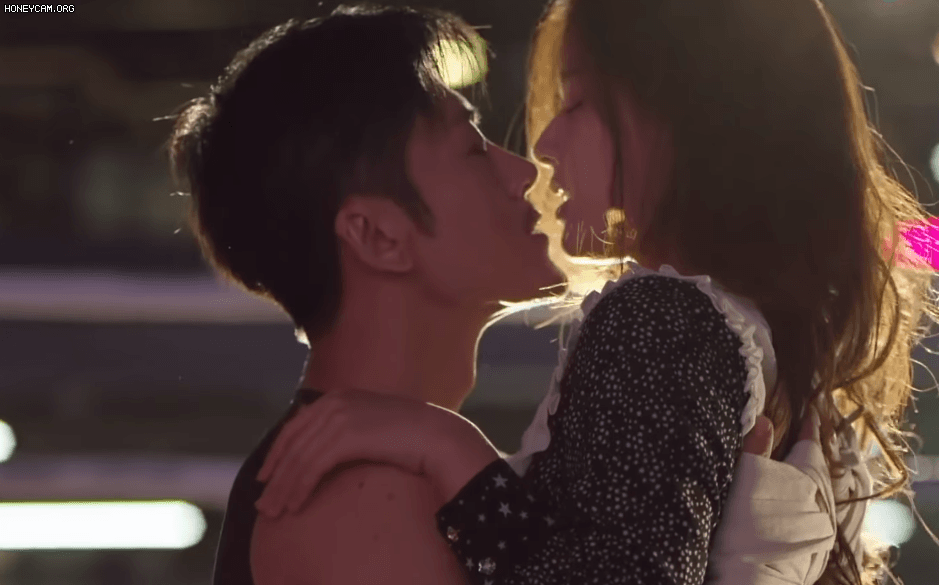 Phim còn có những cảnh hôn, từ khờ dại nhẹ nhàng đến màn hôn vồ vập đến 