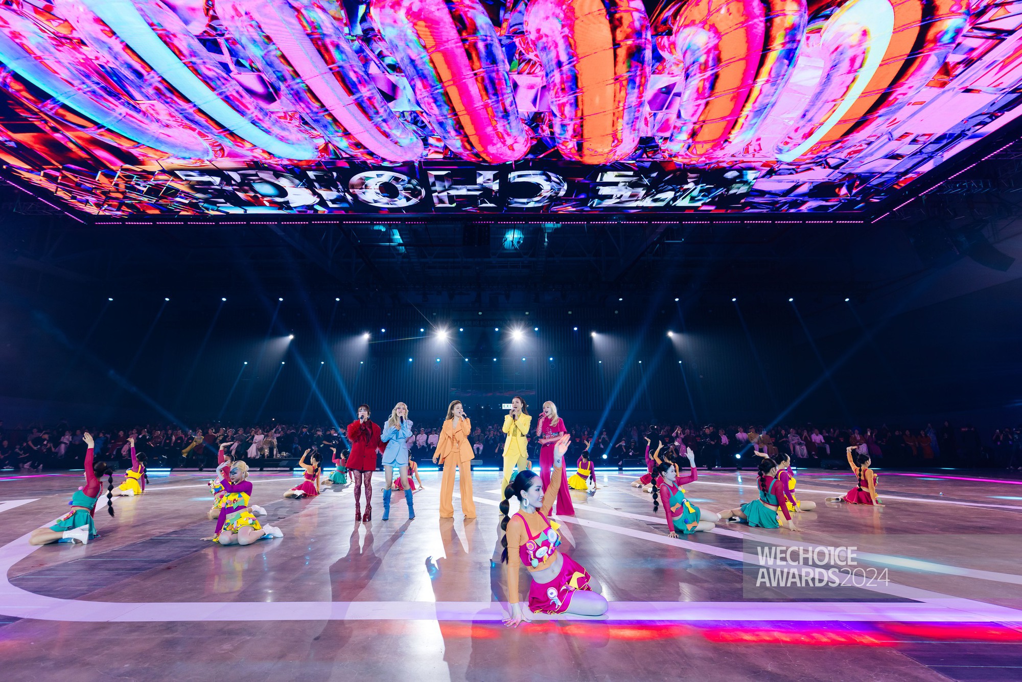 Dàn Chị Đẹp mang đến 1 không gian phủ đầy sắc màu rực rỡ