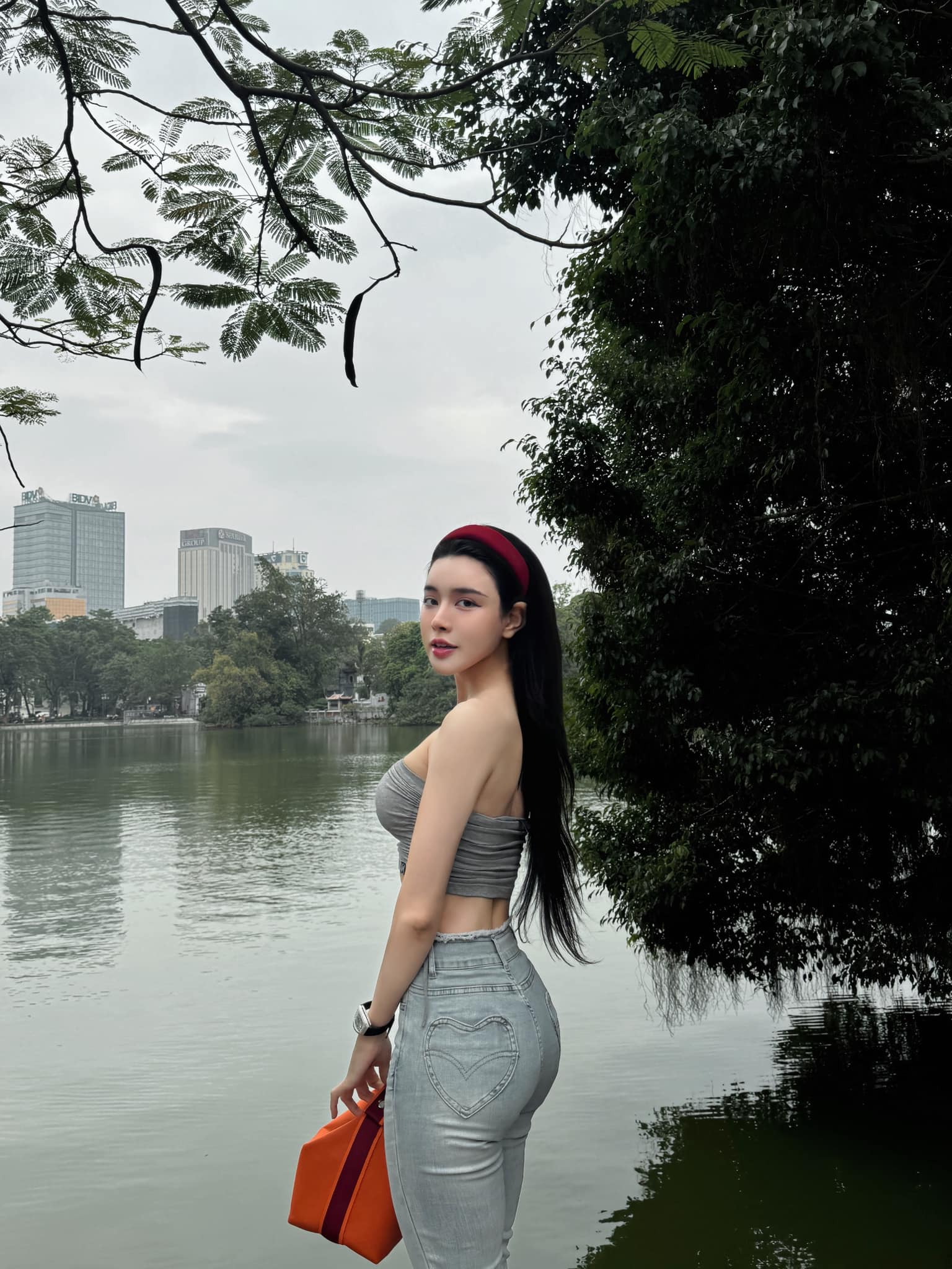 Vóc dáng gợi cảm của bạn gái Văn Thanh