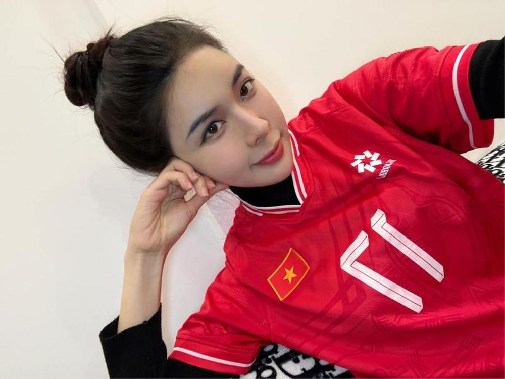 Bích Hạnh mặc áo số 17 của Văn Thanh