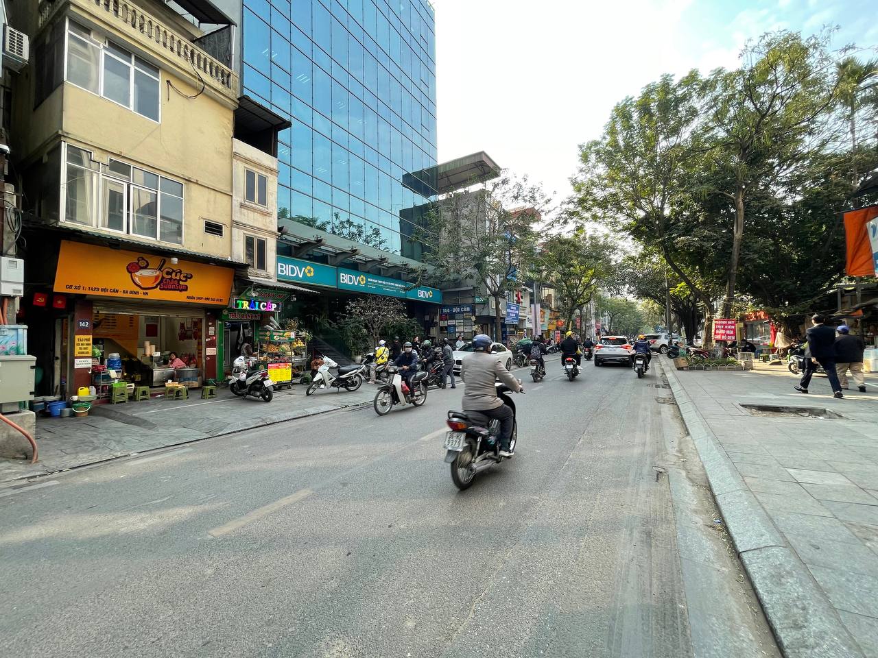 Quán nằm trên đường Đội Cấn, nơi nhiều phương tiện lưu thông qua