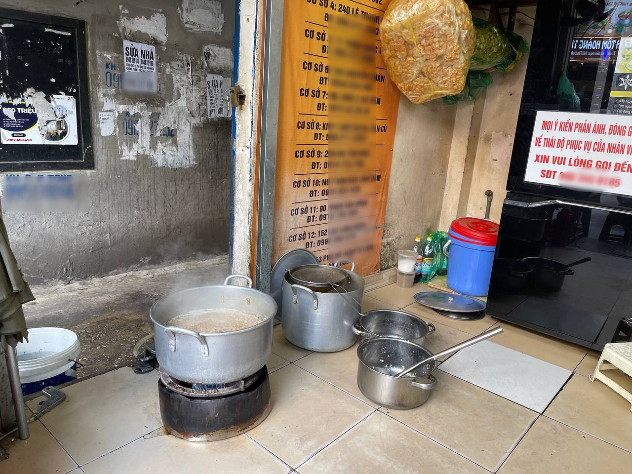 Nơi vị khách ngồi lúc đầu sát nơi đun nấu của quán