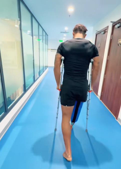 Xuân Son chống nạng tập di chuyển sau ca mổ