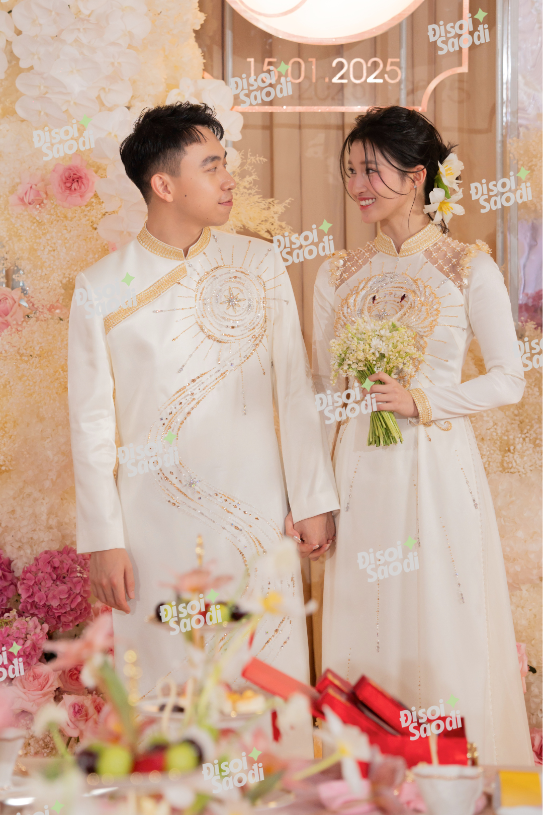 Trang phục áo dài của cặp đôi được thiết kế tinh tế, mang ý nghĩa về một tình yêu vĩnh cửu và đầy viên mãn.