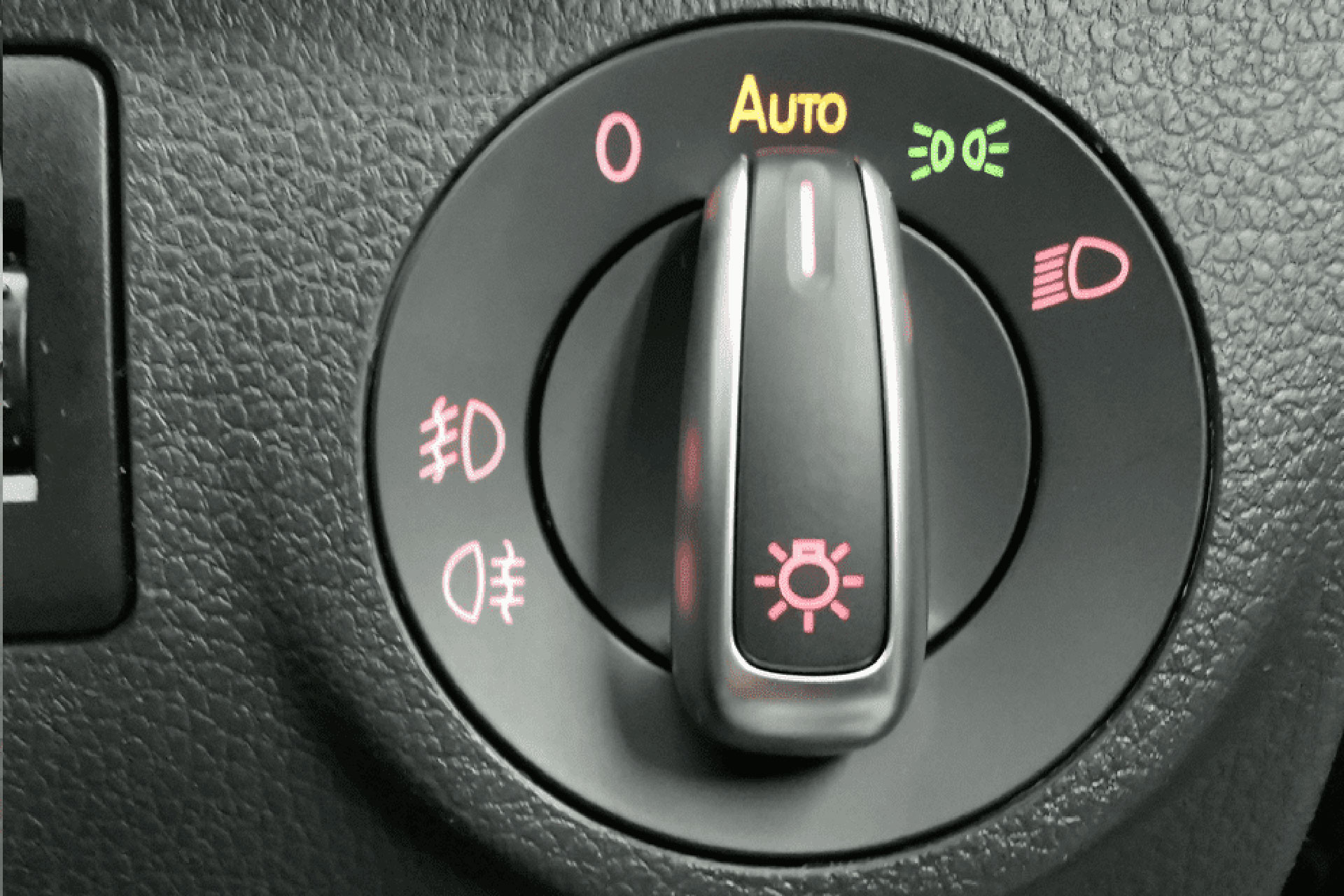 Biểu tượng đèn sương mù được thể hiện trên ô tô. Ảnh minh họa