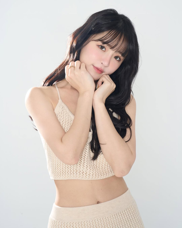 Trong nhiều bức ảnh, cô nàng lựa chọn cho mình những thiết kế có phần cắt xẻ sâu, khoe trọn đường cong cơ thể.