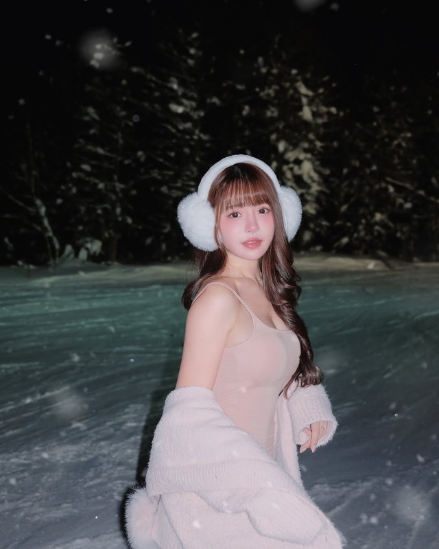 Trong loạt ảnh mới, cô nàng diện áo hai dây ôm sát giữa trời tuyết đầy nóng bỏng.