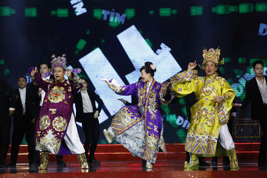 Táo Quân 2025 vẫn giữ được những điểm mạnh đặc trưng như: các bài hát chế đa dạng thể loại, nét châm biếm, đả kích và sau tiếng cười là những điều đáng suy ngẫm.