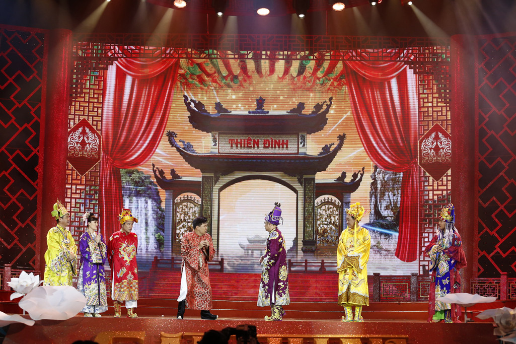 Năm nay, các Táo lên chầu lo lắng vì chủ trương sáp nhập, tinh gọn bộ máy Thiên đình, băn khoăn không biết còn giữ được chức hay bị xoá tên, sáp nhập với Táo khác.