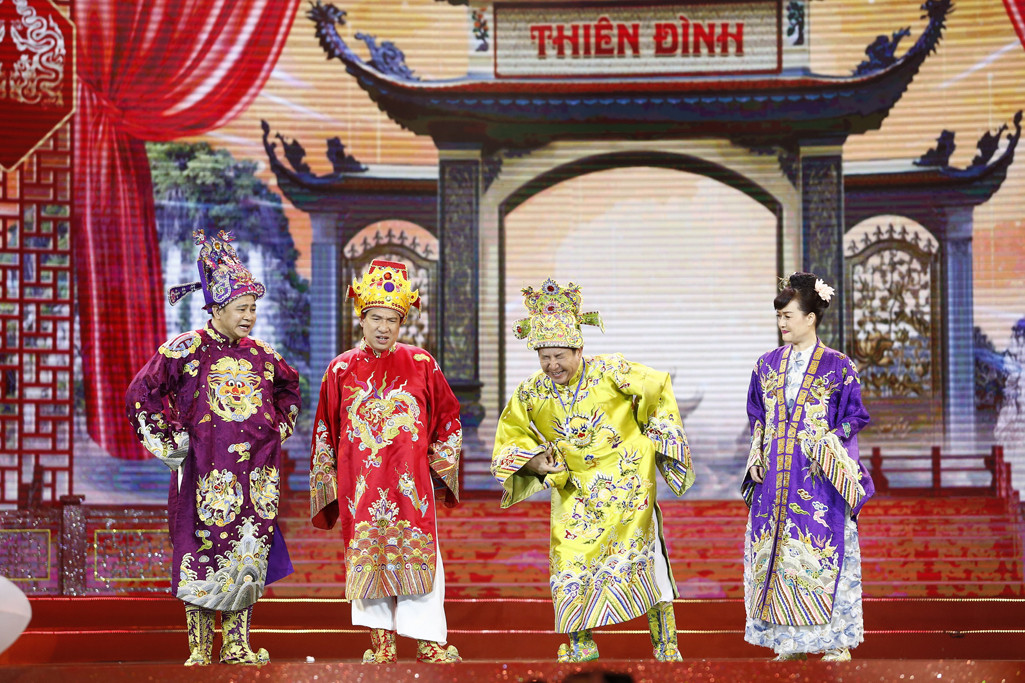 Đặc biệt, những màn tung hứng nhịp nhàng của bộ đôi Táo Kinh tế (Quang Thắng) - Táo Y tế (Vân Dung), sự già đời, khôn khéo của Táo Giao thông (Chí Trung) hay biến báo linh hoạt qua lời ca của Táo Xã hội (NSND Tự Long) khiến khán giả thích thú.