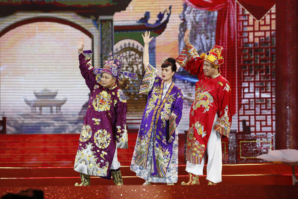 Các vấn đề nổi bật năm qua như sáp nhập, sao kê, xếp hàng mua vàng, tăng mức phạt vi phạm giao thông, lãng phí tài sản công, thiếu vật tư y tế, bệnh viện nghìn tỷ bỏ hoang nhiều năm... đều được điểm danh.