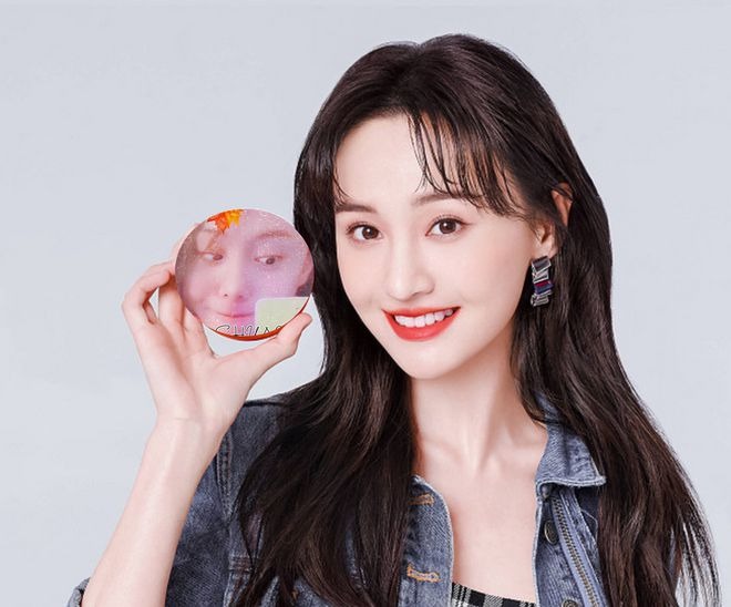 Động thái mới của Trịnh Sảng khiến netizen cho rằng cô đã trở về Trung Quốc ăn Tết với gia đình sau nhiều năm ở nước ngoài. Nữ diễn viễn cũng muốn thông báo đến các chủ nợ rằng cô không có tiền để trả nên họ cũng không cần đến Liêu Ninh kiếm cô