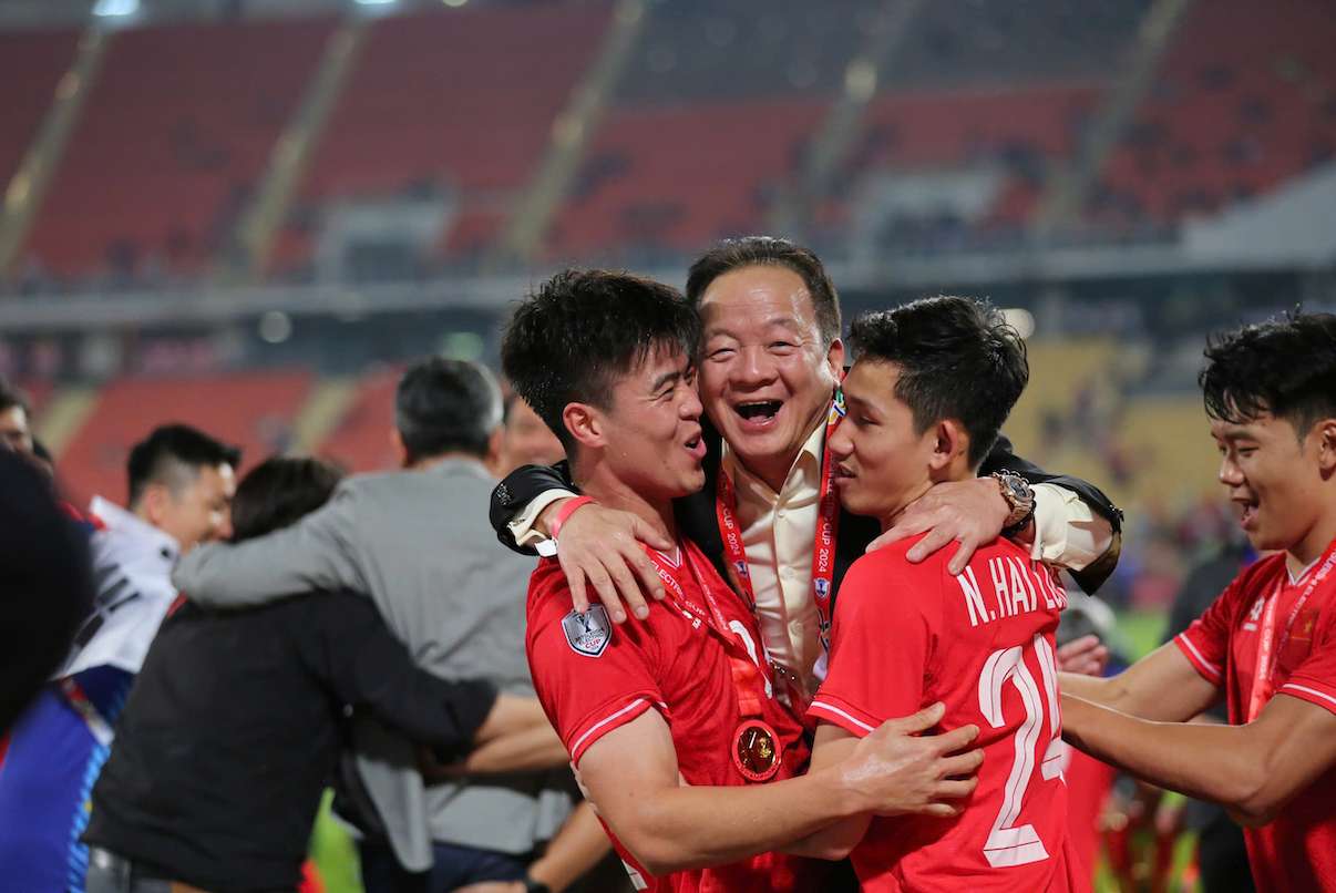 Bầu Hiển cất công sang tận Thái Lan cổ vũ ĐT Việt Nam đấu Voi chiến ở lượt về AFF Cup 2024. Ông cũng 