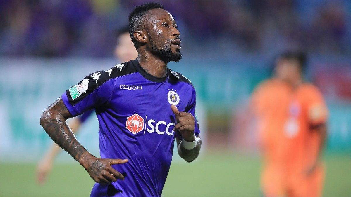 Hiện, Hà Nội FC của bầu Hiển cũng đang đẩy mạnh chính sách sử dụng các cầu thủ Việt kiều để có thể giúp ĐTQG có nguồn cầu thủ Việt kiều chất lượng hơn, dày dặn hơn. Ngược về quá khứ, hồi tháng 10/2013, CLB của bầu Hiển cũng giúp nhập tịch thành công siêu tiền đạo Hoàng Vũ Samson. Để dễ hiểu về khả năng 