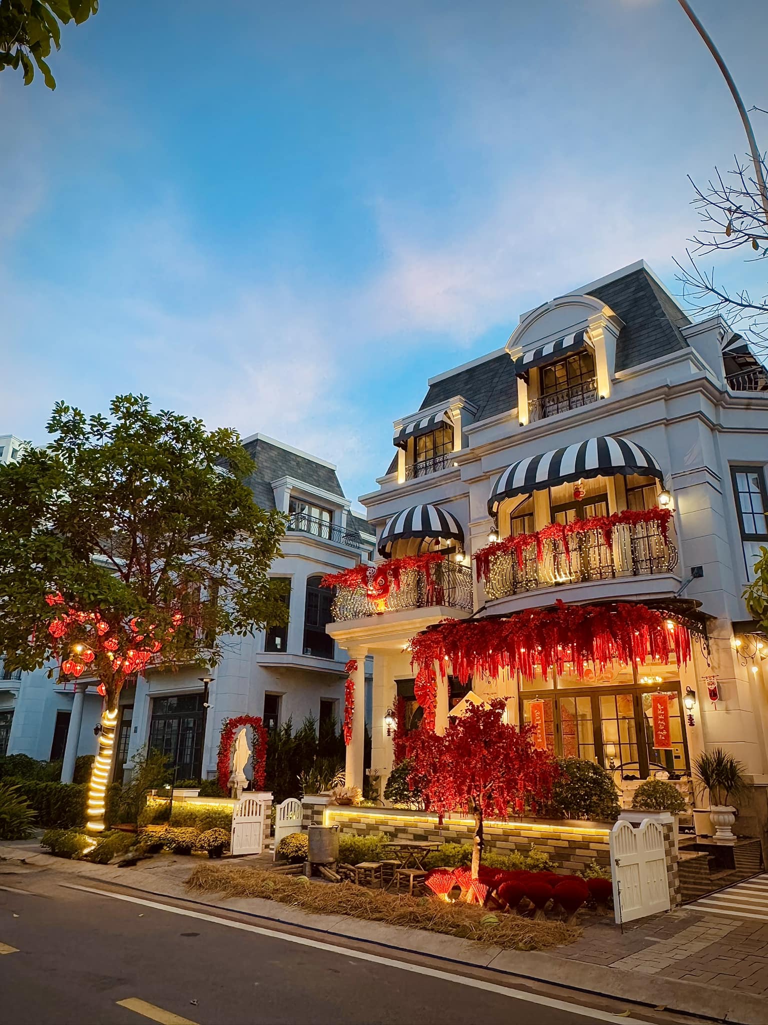 Không gian bên ngoài căn biệt thự bạc tỷ của vợ chồng nữ đại gia quận 7.