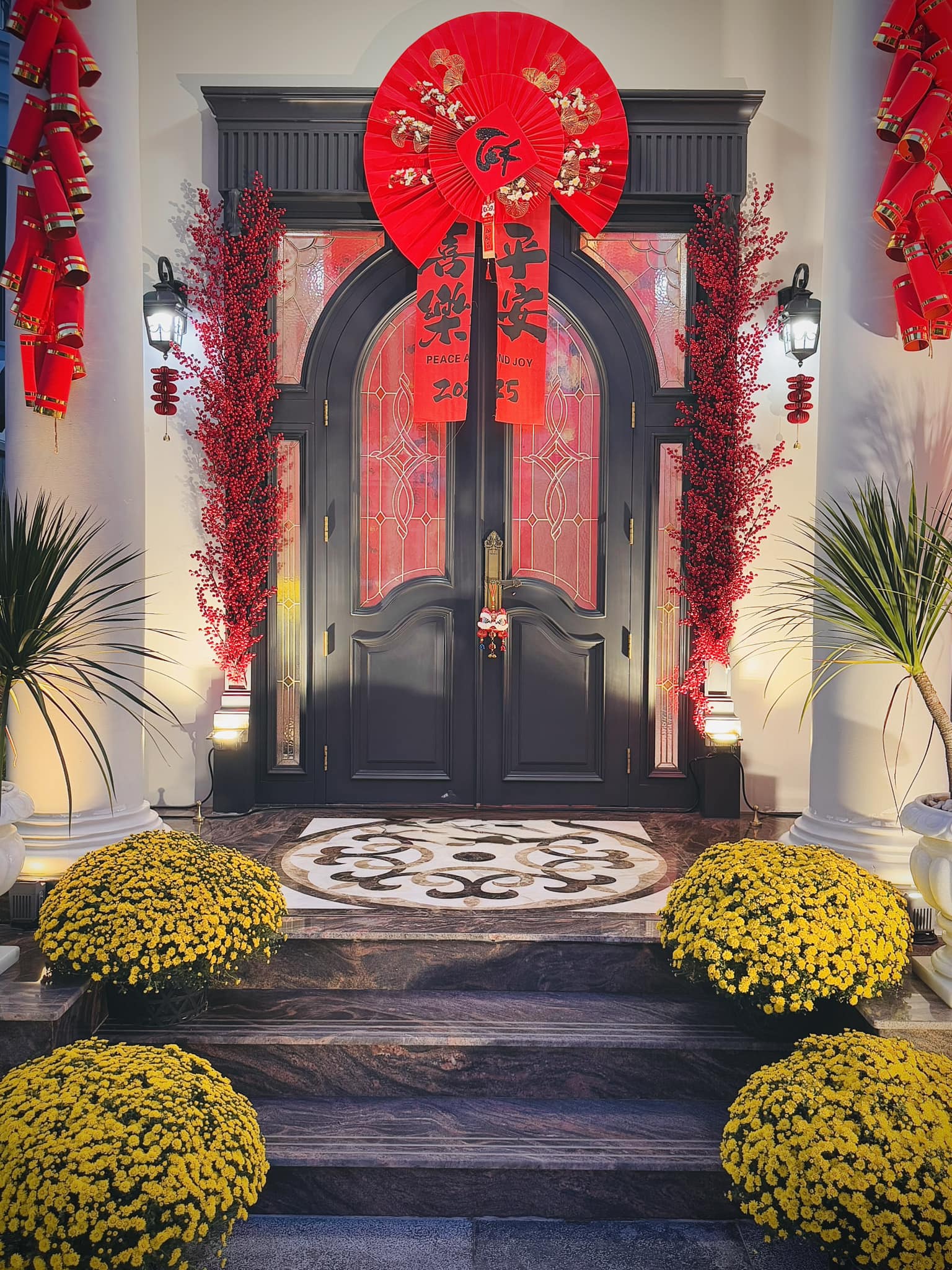 Căn nhà đã được ‘‘thay áo’’ để chào đón năm mới.