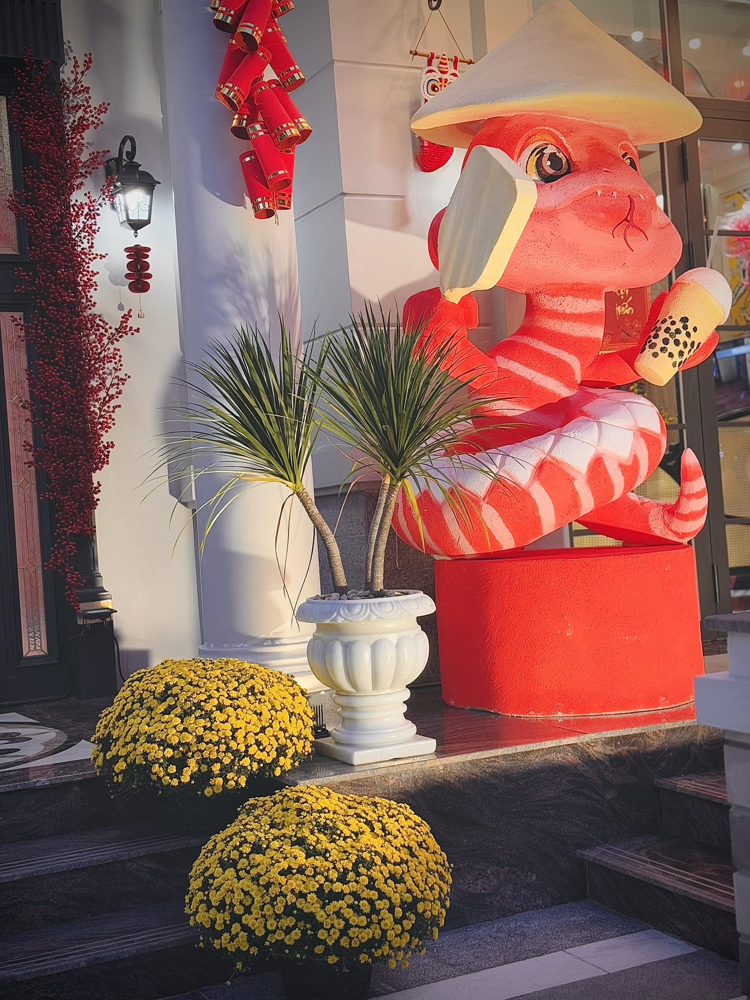 Linh vật Tết Ất Tỵ được đặt trước cửa nhà.