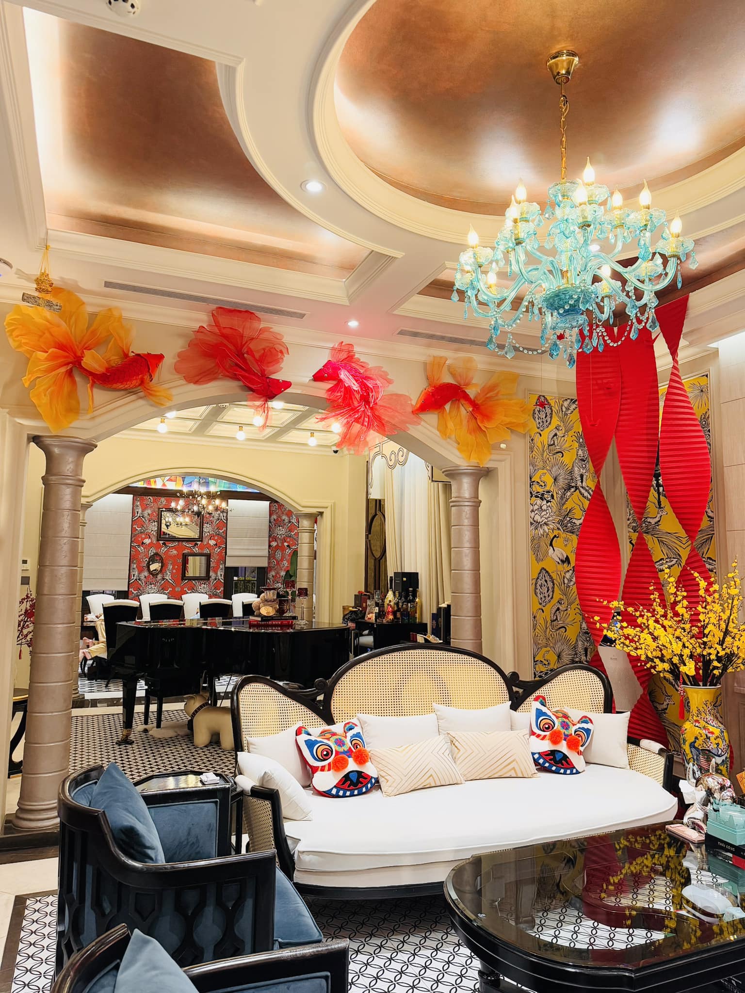 Khu vực phòng khách được bày trí sang trọng, gọn gàng.