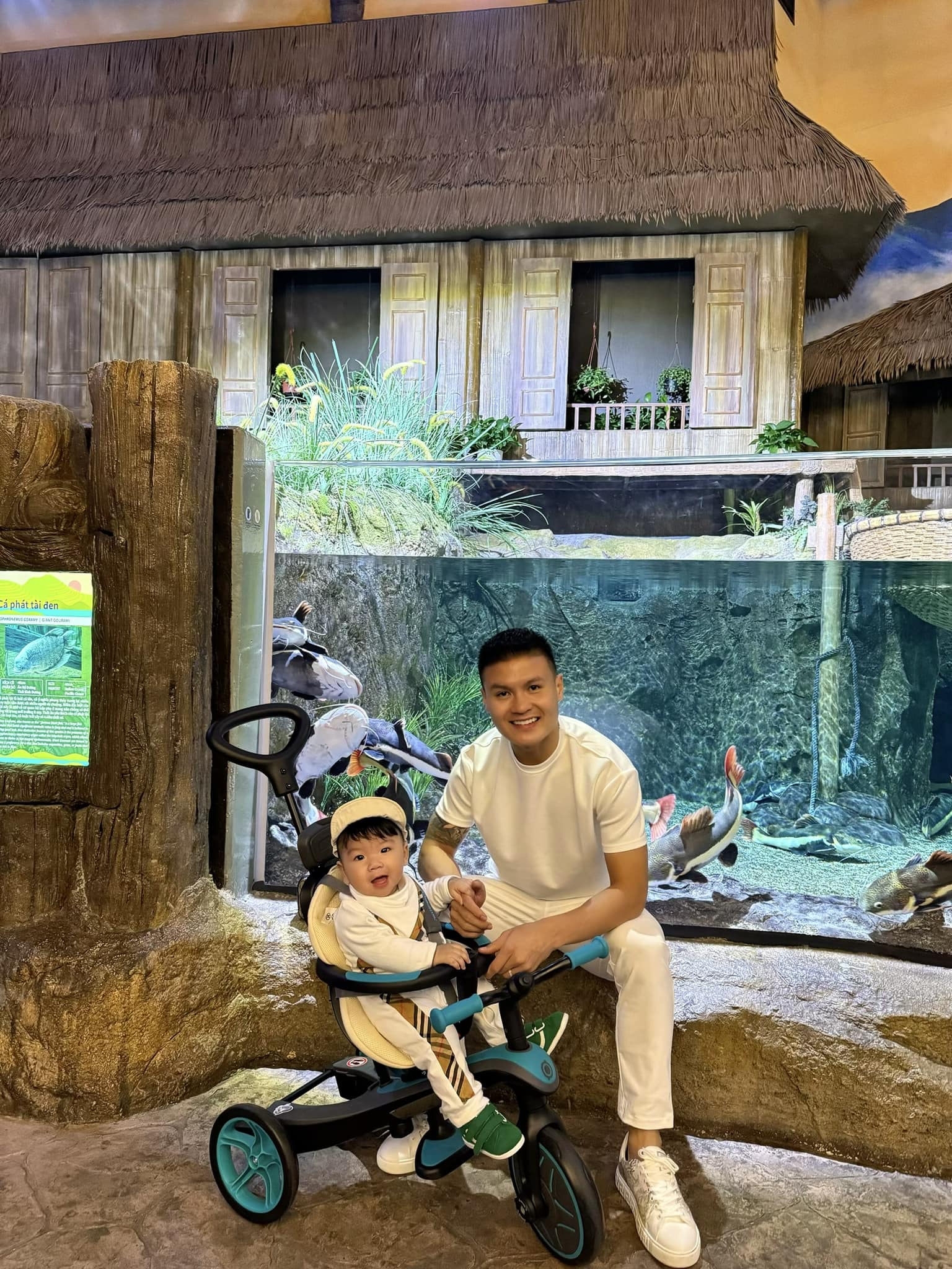 Quang Hải đưa con trai đi chơi