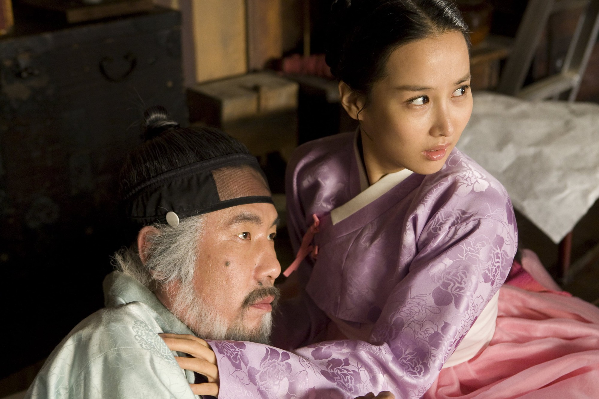 Nữ hoàng cảnh nóng Cho Yeo Jeong và bạn diễn trong phim Người Hầu