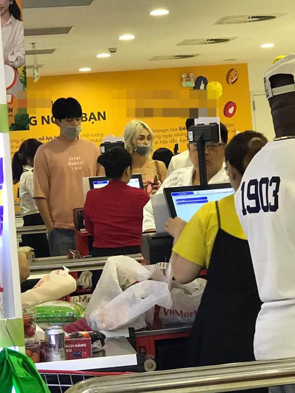 Lần cả hai bị bắt gặp đi cùng nhau ở trung tâm thương mại