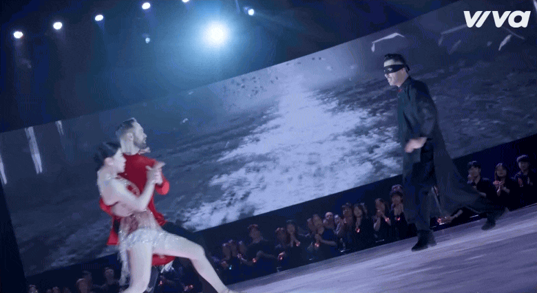 Kết thúc phần thi, giám khảo Trần Ly Ly cho Phương Oanh 9 điểm, giám khảo Chí Anh cho 10 điểm, giám khảo Khánh Thi cho 9 điểm, giám khảo Đoan Trang cho 9.5 điểm và giám khảo Thu Hương là 9.5 điểm.