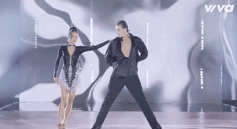 Giám khảo Trần Ly Ly cho Emma Lê 9 điểm, giám khảo Chí Anh cho 9 điểm, giám khảo Khánh Thi cho 9 điểm, giám khảo Đoan Trang cho 9.5 điểm và giám khảo Thu Hương là 9 điểm.