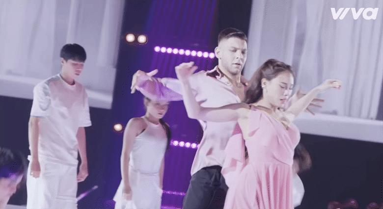 Kết thúc phần thi của Vi Anh, giám khảo Trần Ly Ly cho 10 điểm, giám khảo Chí Anh cho 10 điểm, giám khảo Khánh Thi cho 9.5 điểm, giám khảo Đoan Trang cho 10 điểm và giám khảo Thu Hương là 10 điểm.