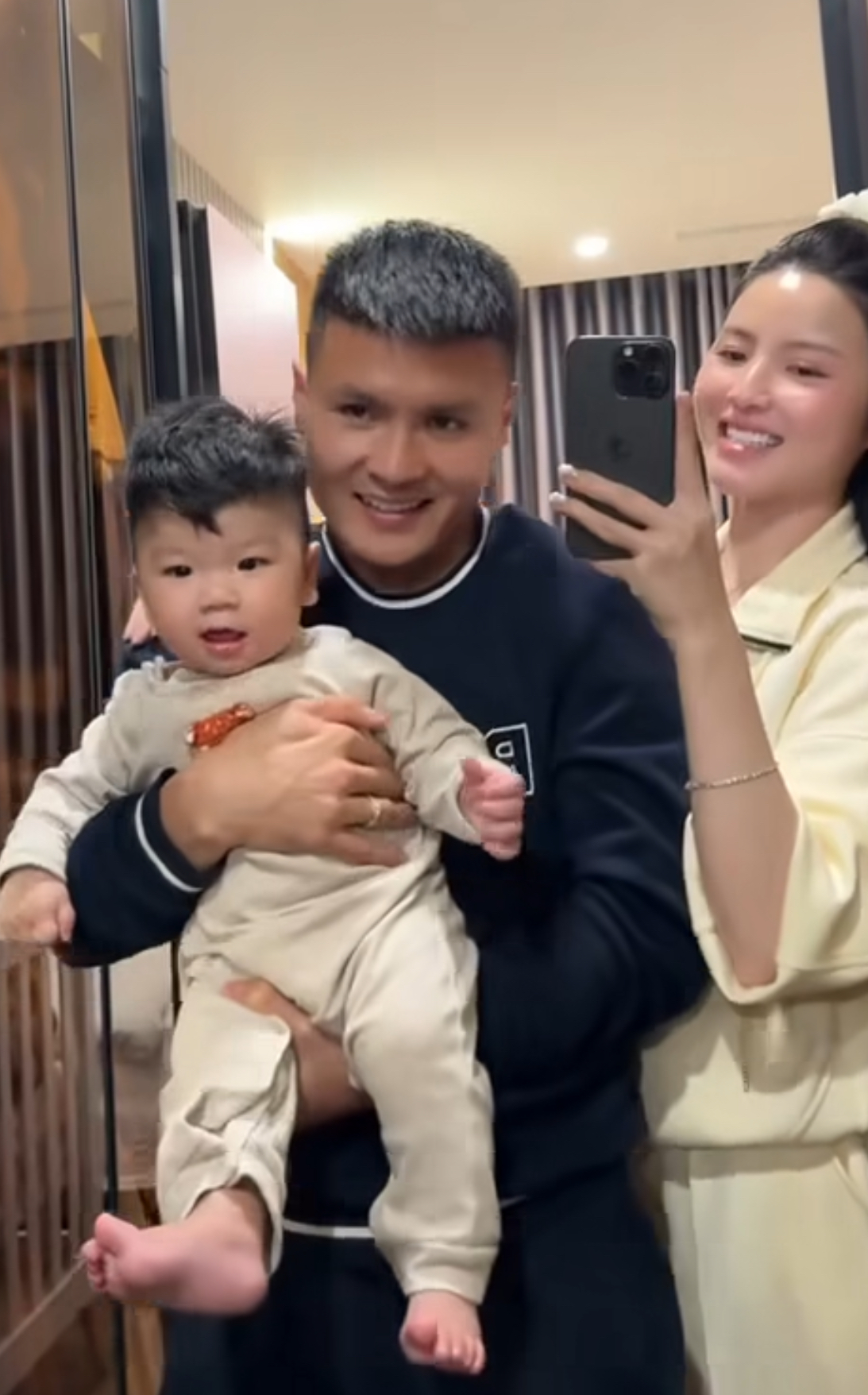 Chu Thanh Huyền bận livestream nên Quang Hải đưa con đi chơi