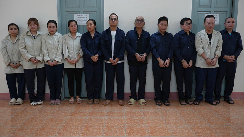 Những người bị khởi tố liên quan đến sòng bạc đặc biệt lớn tại khách sạn Ramana. Ảnh: Công an cung cấp