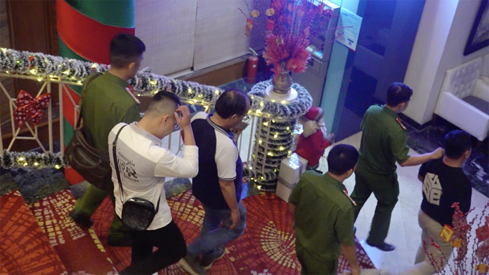 Những người bị bắt giữ khi công an đột kích vào sòng bạc. Ảnh: Công an cung cấp