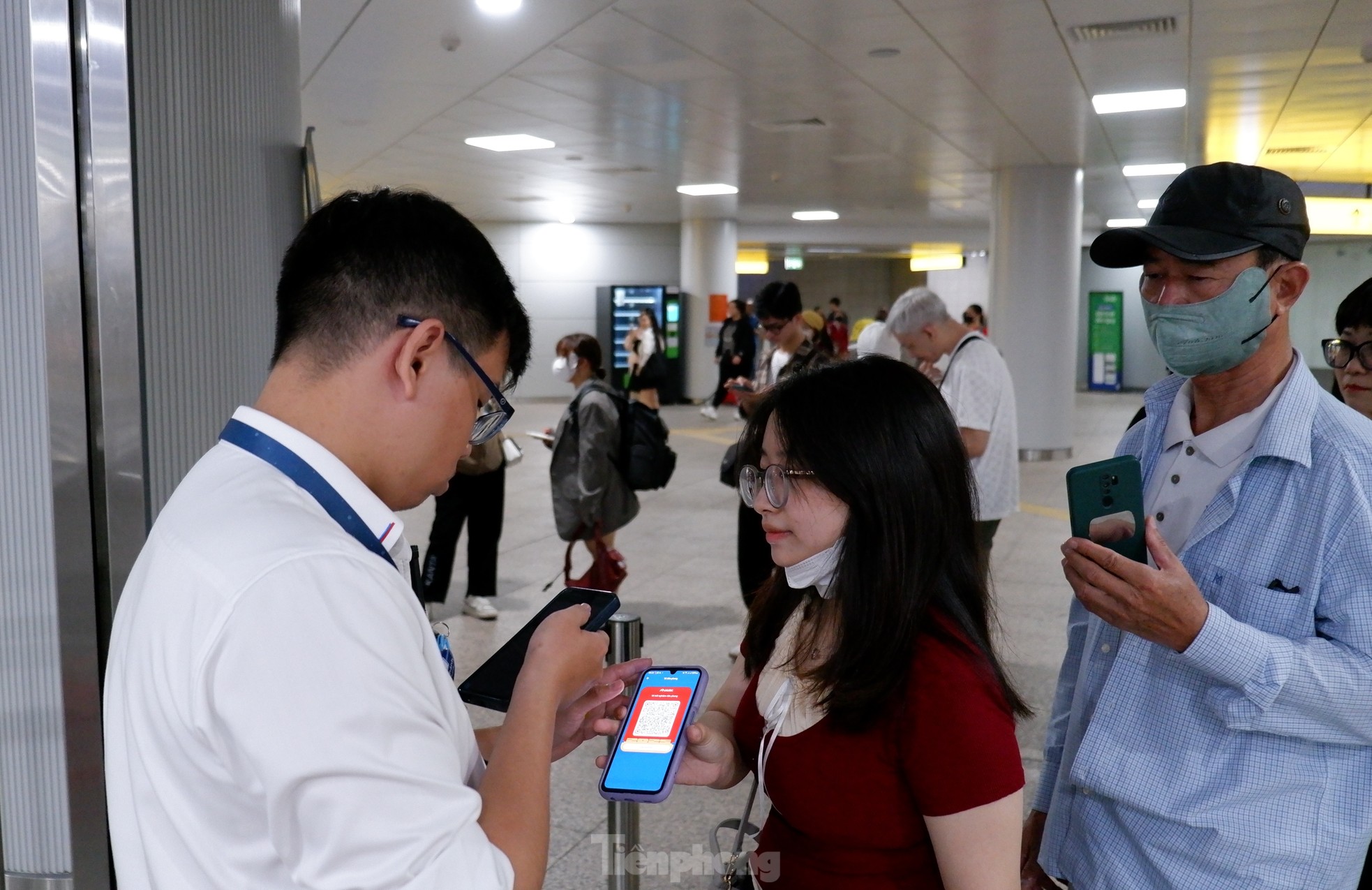 Nhân viên quét mã QR tại khu vực cửa kiểm soát.