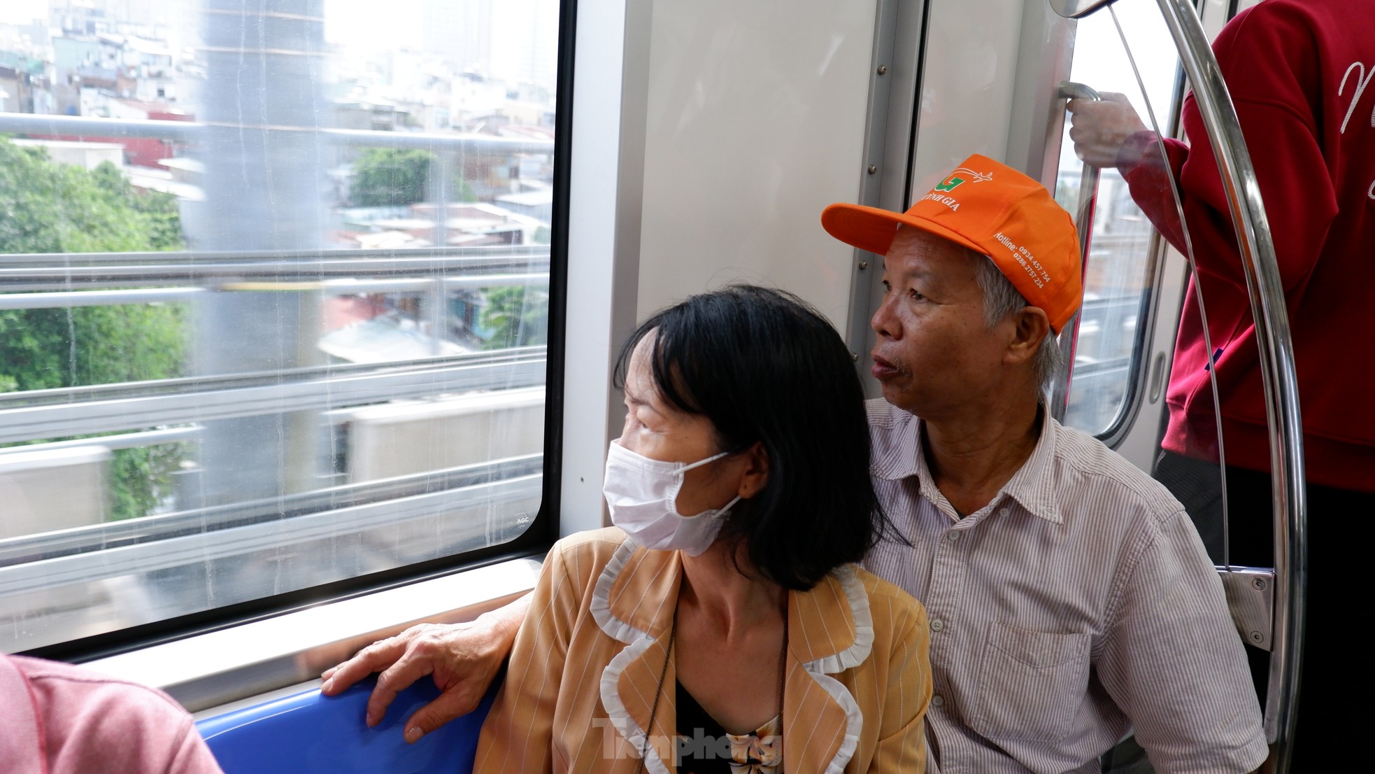 Nhiều hành khách đi trải nghiệm tàu metro TPHCM.