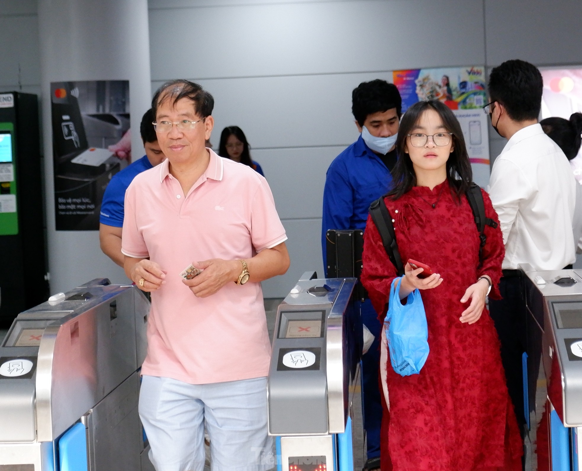 Theo ghi nhận của PV vào sáng 20/1, ga Bến Thành thông thoáng, người dân ra vào nhà ga để đi tàu dễ dàng mà không phải xếp hàng chờ như những ngày cao điểm trước đây.