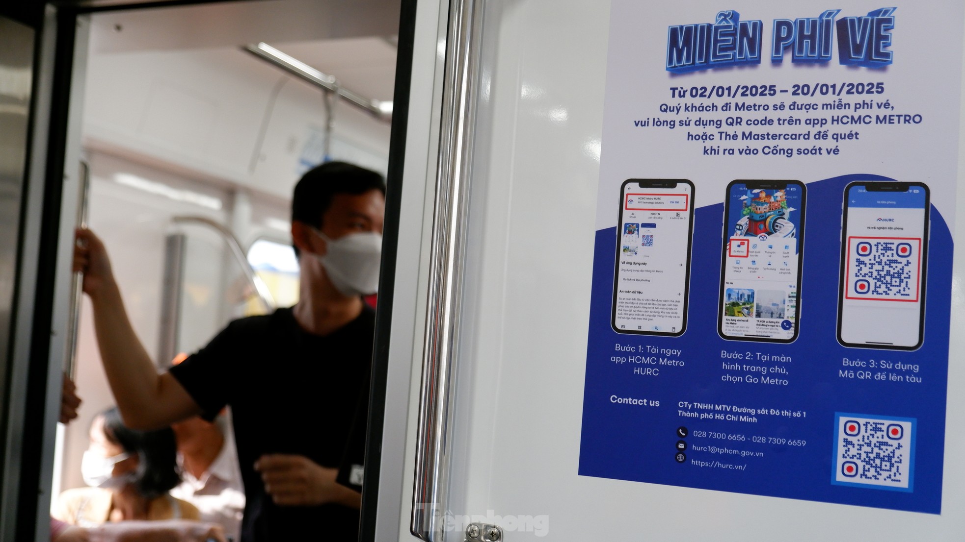 Thông tin miễn phí vé được dán bên trong toa tàu.