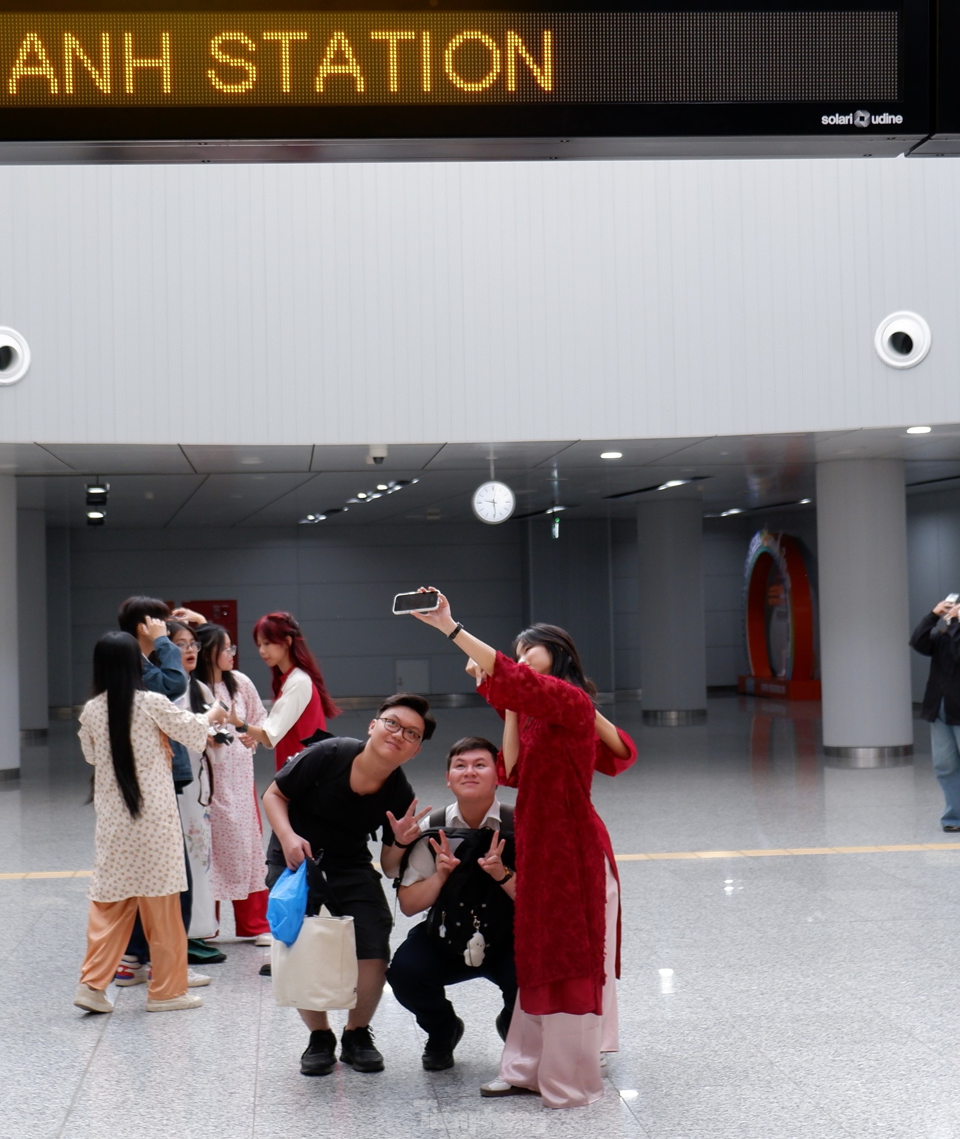 Nhiều bạn trẻ đến ga Bến Thành để chụp ảnh checkin và cùng đi trải nghiệm tàu metro.