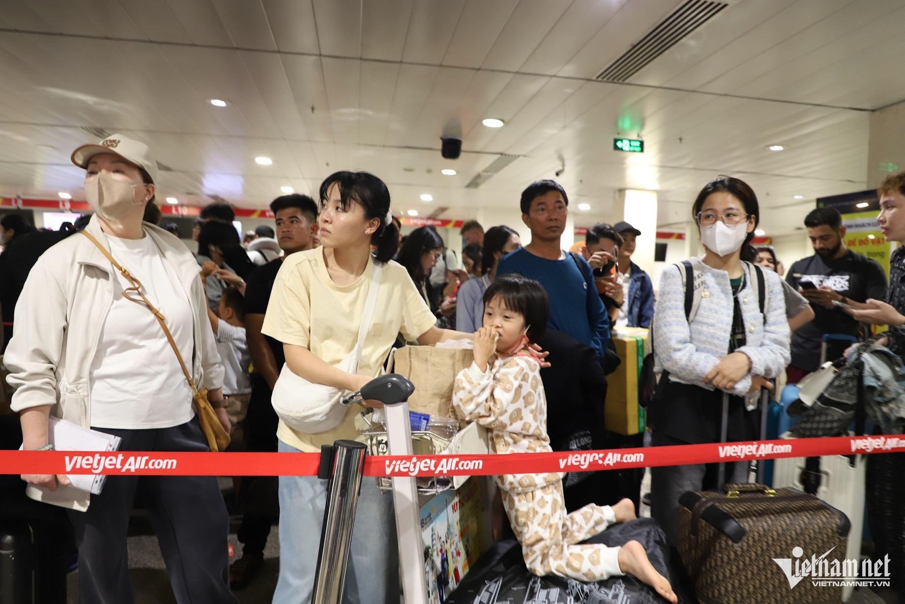 Cao điểm Tết Ất Tỵ 2025, sân bay Tân Sơn Nhất đón hơn 4 triệu lượt khách. Ảnh: Tuấn Kiệt.