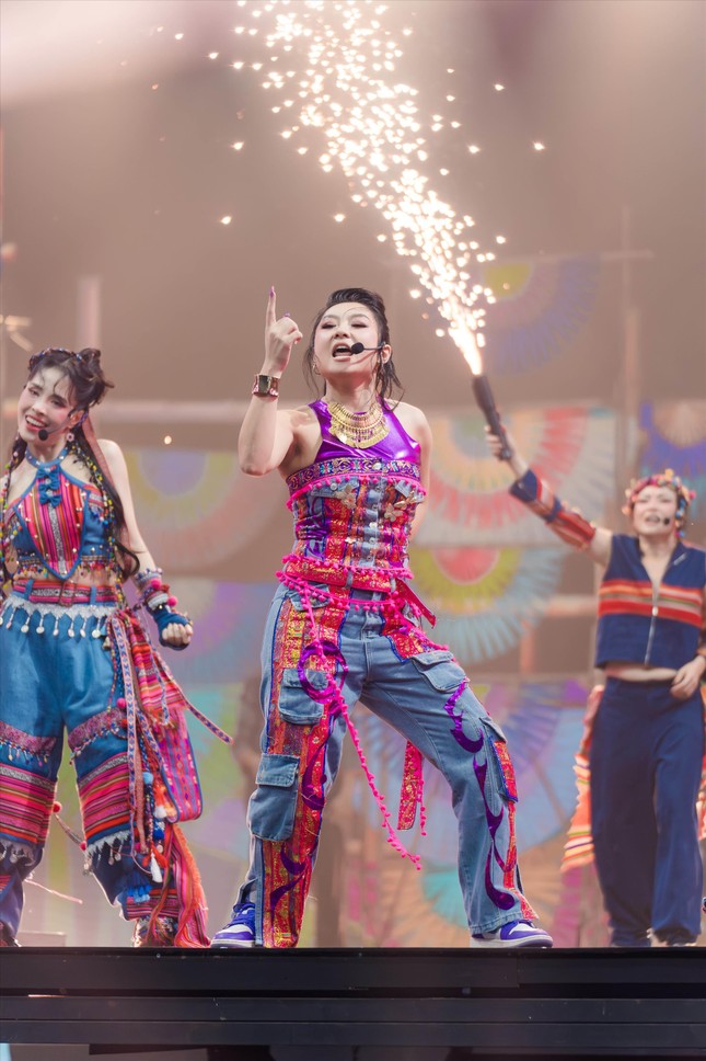 Đội Kiều Anh biến Inh lả ơi thành “nhạc sàn”. Ảnh: BTC