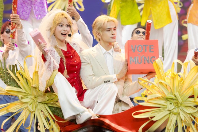 MisThy trong vai cô dâu trao nụ hôn đầu (trên sân khấu) cho vũ công cũng là một điểm nhấn cho tiết mục của đội Tóc Tiên. Ảnh: BTC